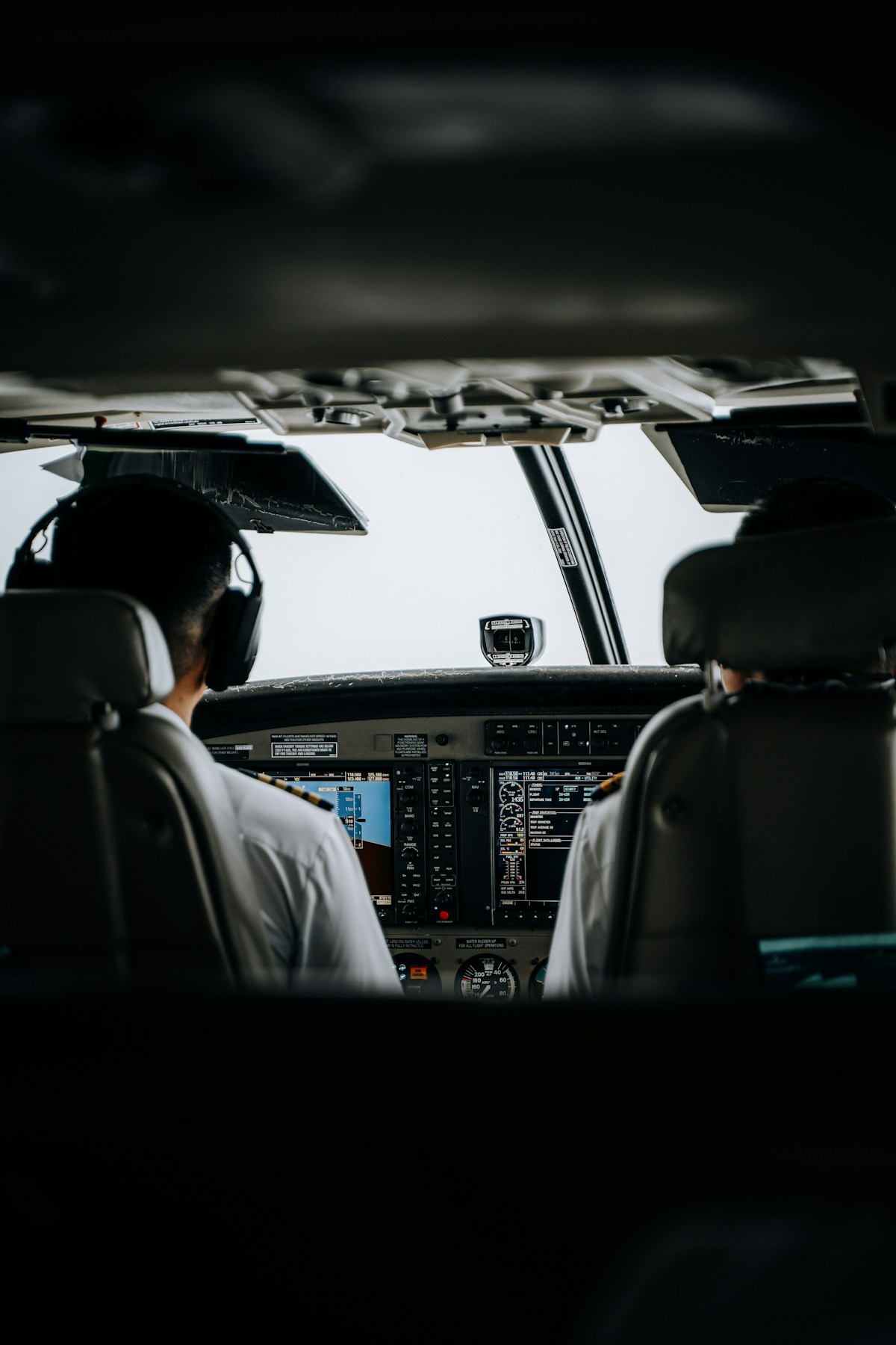 Pilotos coordinando una operación en cabina